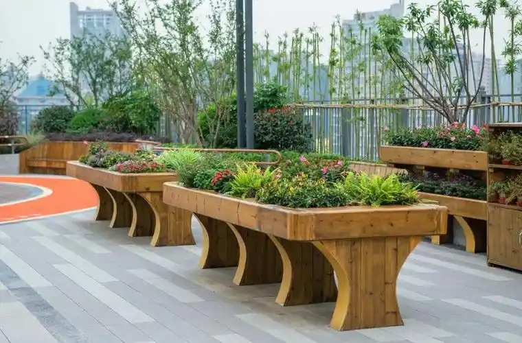 特意抬高的花池,坐轮椅的老人可靠近进行园艺操作