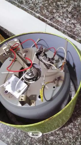 电饭锅底部插头座坏了,该如何接线换上新插头座?