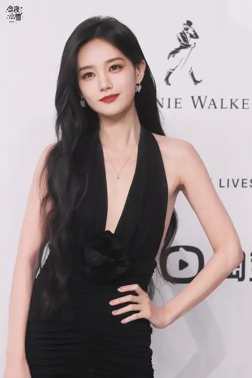 李一桐黑玫瑰深v裙##李一桐好敢穿