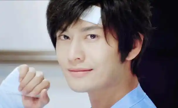 黄晓明年轻旧照惹回忆,原来这么帅!