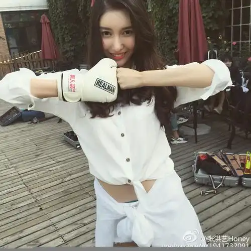 组图:9头身女神张洪艺生活秀 重新定义校花