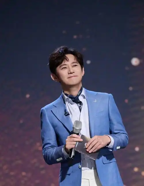 50岁何炅状态全开,与明星好友共庆生日,场面温馨感人!