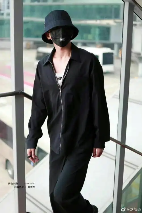 蔡徐坤机场全黑造型饭拍