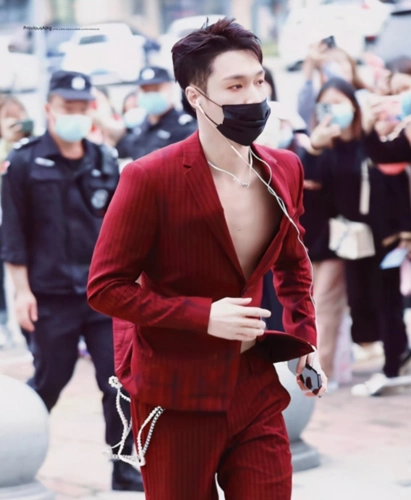 张艺兴酒红色西装 网友表示太性感了魅力十足 最勤奋最努力的艺人