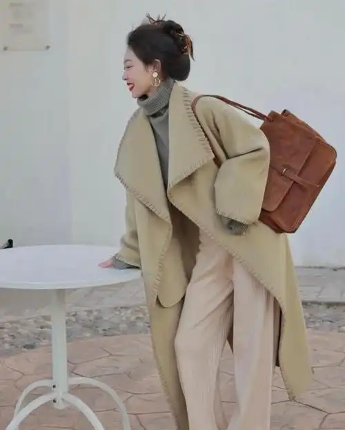 灰绿色属于春夏季的色彩,所以和浅色的衣服更加和谐搭配,米色,粉色