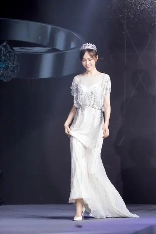 唐嫣一袭白色礼服长裙出席品牌周年活动如闪耀着璀璨光芒的王后