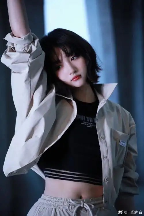 关晓彤卡其色工装套装