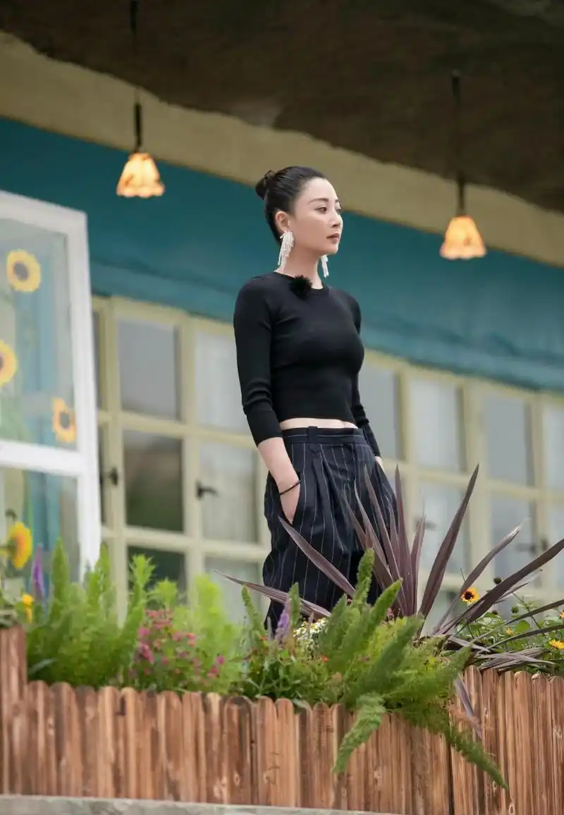 殷桃美得很真实,私服穿搭简简单单,也依旧显气质