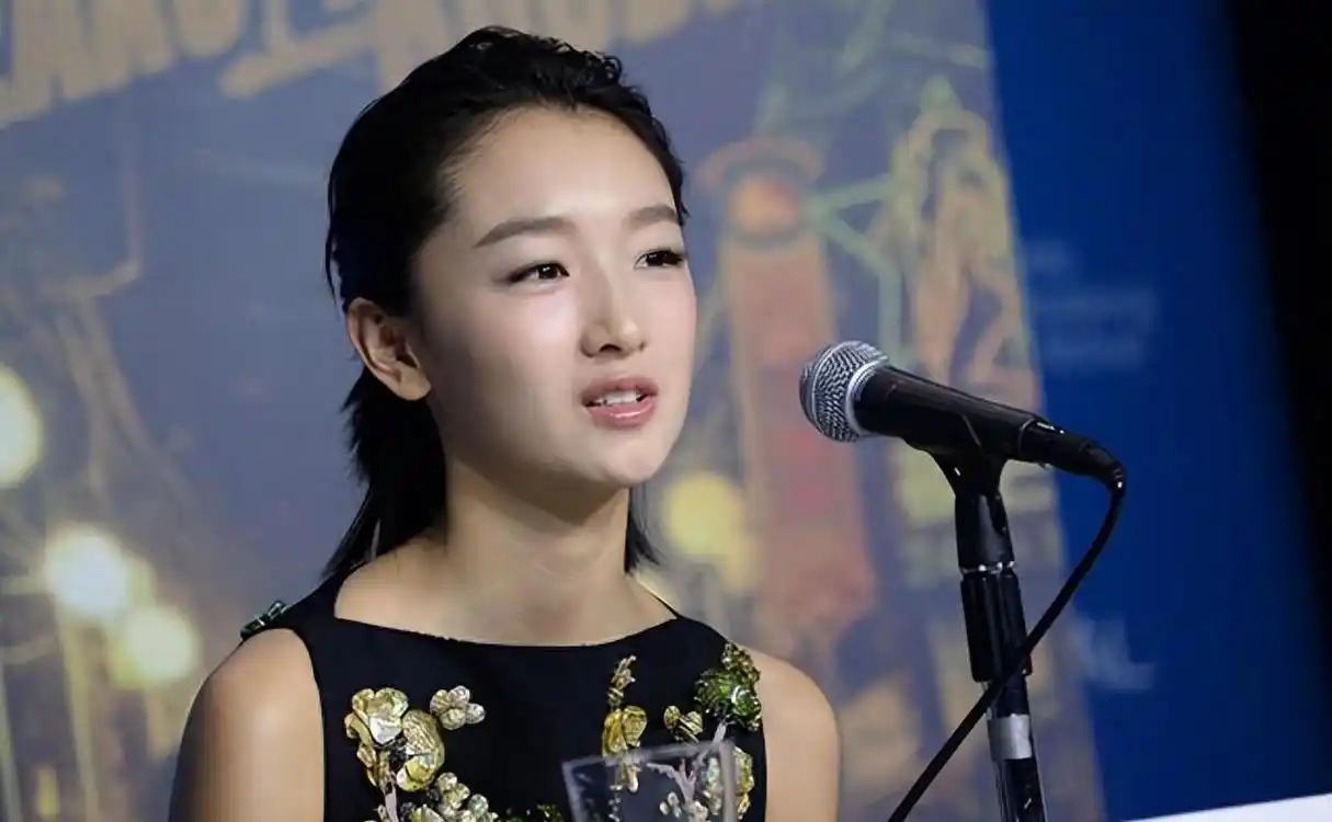 周冬雨被张艺谋拉黑?疑似整容惹争议!