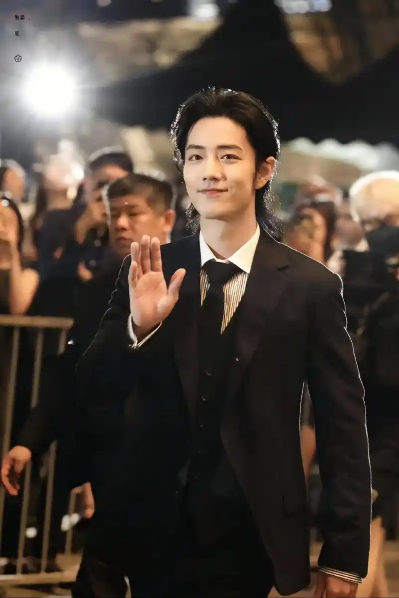 肖战 你的笑如阳光一般温暖,又是被帅醒温暖的一天#西装杀 - 抖音