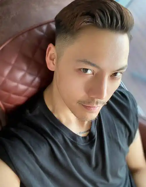 原创35岁陈伟霆久违营业晒与侄女合照其乐融融却被胡子抢镜