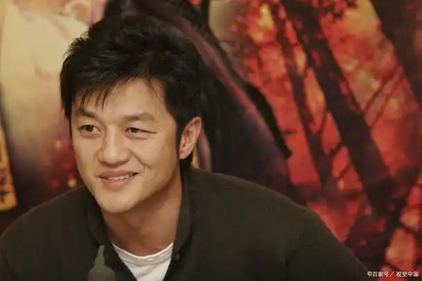 李亚鹏自称不欠任何人的钱,爱好收藏,家中藏品众多