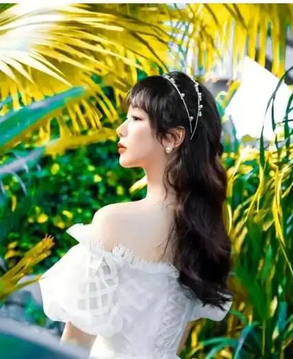 杨紫的感情生活一直备受关注,她曾经和秦俊杰,张艺兴等人传过绯闻,但