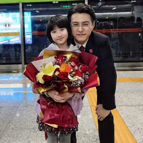 男神靳东的女儿又是实名羡慕熙宝的一天