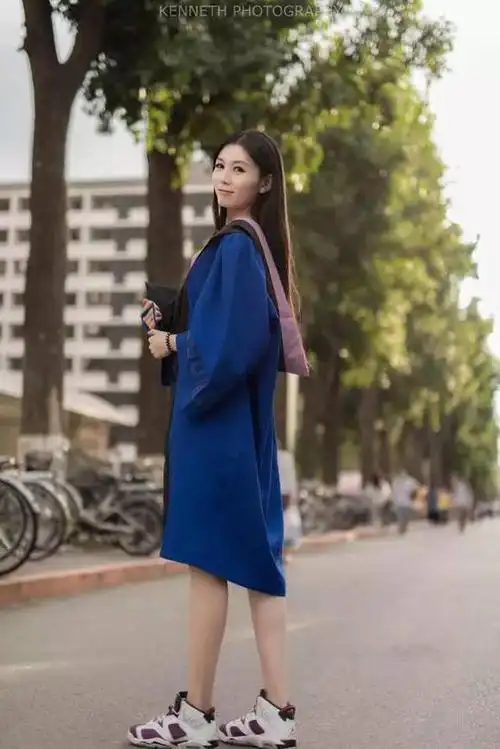每逢毕业季,都会看到穿着学位服的女神们走在熟悉的路上,与师大告别
