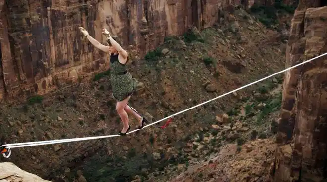 胆小勿入五百米悬崖架了一根绳她竟穿着高跟鞋在上面走来走去