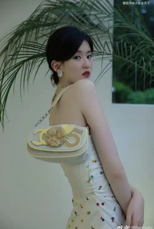 乔欣一字露肩裙性感写真