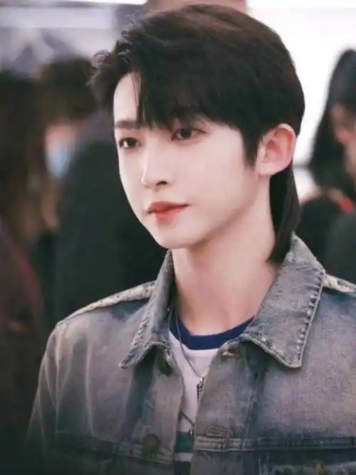 原创当男星遇上狼尾发型蔡徐坤很野肖战很苏但我还是忘不了这位的