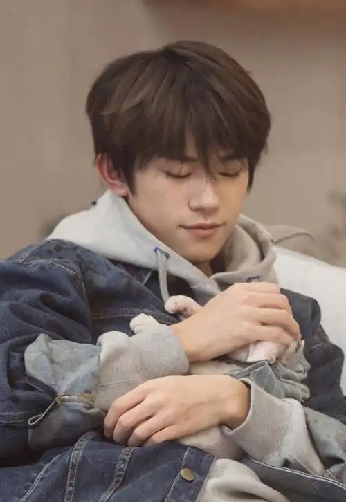 易烊千玺脏脏牛仔衣显复古 首次试播自称心里有点虚