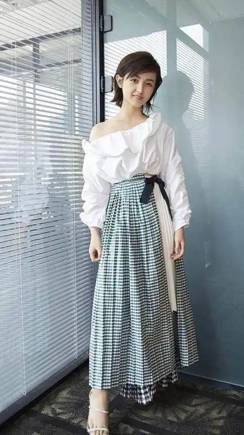 从侧面照可以看出,张子枫身高160,却长了一双大脚呢,这脚