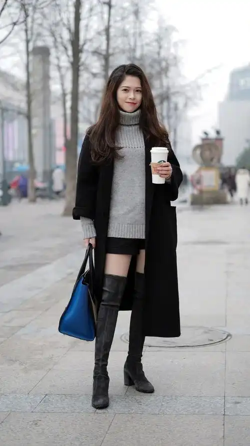 路人街拍,风衣加过膝靴的搭配,经典与性感的碰撞,女人味爆棚_手机搜狐