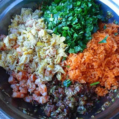 第8步,所有原料放盆里,加盐味精,香油调好饺子馅.