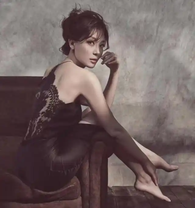 陈数越来越有韵味,穿蕾丝吊带拍大片,身材轻盈又充满力量-爱读书