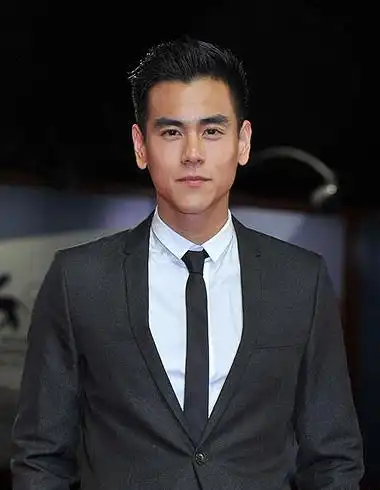 商务男士短发帅气十足 露额发型为魅力加分