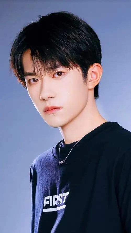 易烊千玺first青年影展一号人物饭修四