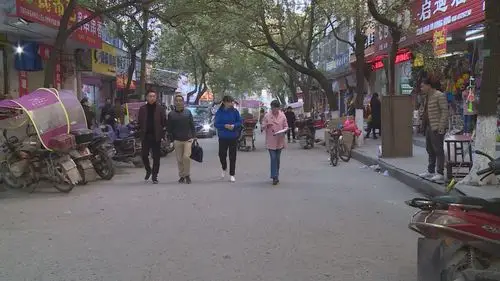 11月30日上午,县创卫办工作人员对城区部分路段的"牛皮癣"清理和卫生