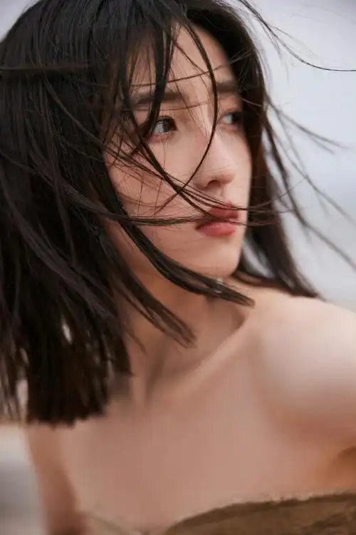 张子枫的腹肌##张子枫飘带抹胸#妹妹出落得越来越漂亮了～肩颈线