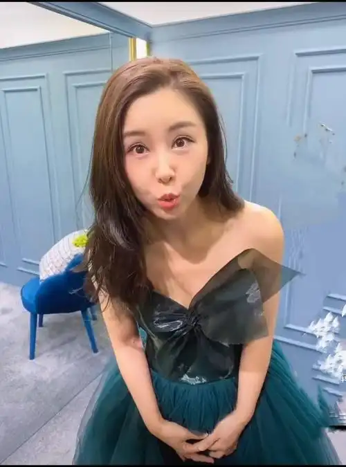 李小萌近况状态曝光!穿"公主裙"官宣重登舞台,娇羞可爱好迷人