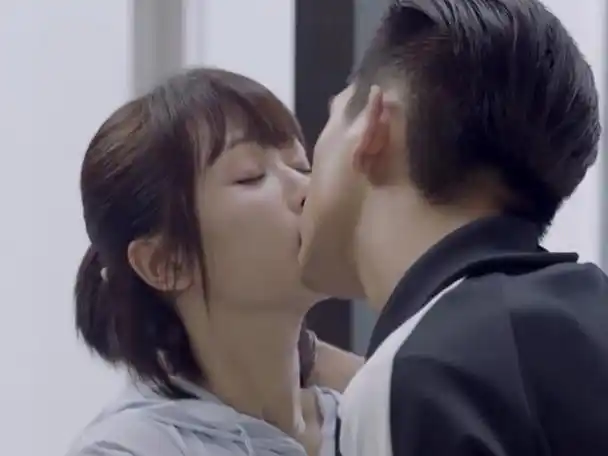 井柏然海边吻戏路透曝光,杨紫蒙眼献吻,画面唯美怀旧