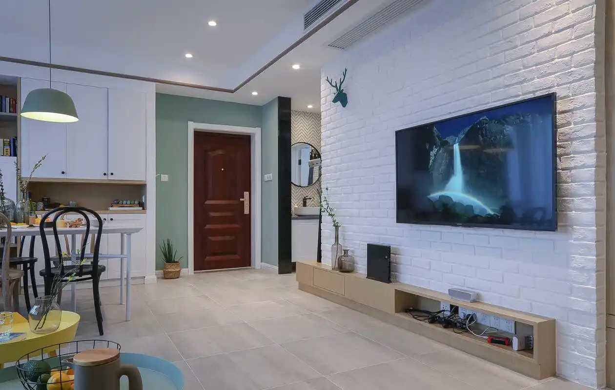 上面这张图片是从玄关的角度看整个客厅,一进门就能看见电视柜的侧边