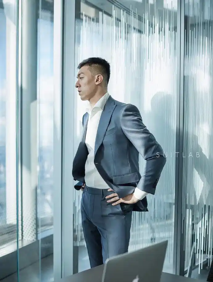 正装商务范儿的帅哥,你们喜欢这种类型的男人吗?