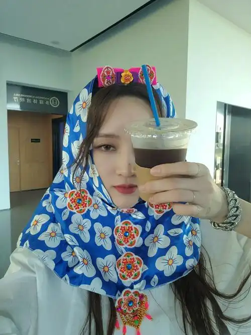 简介:孟佳花头巾自拍照图片,分享一组孟佳图片给大家,图中的明星图片