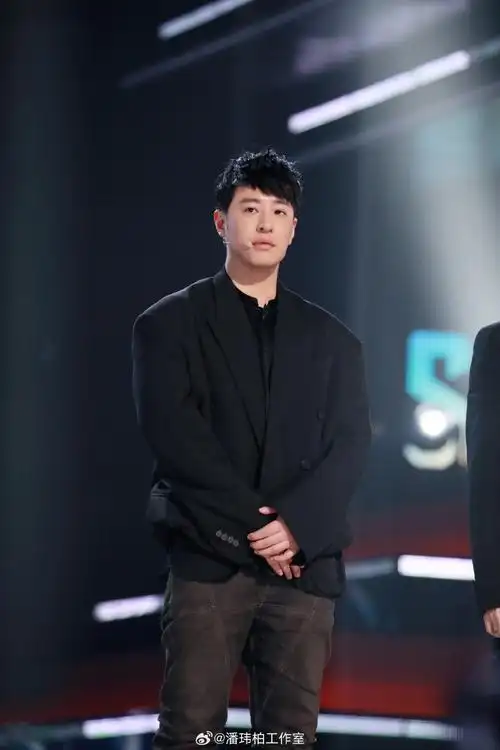 潘玮柏超话90#潘玮柏中国好声音#能量满分的歌手安静倾听的导师属于