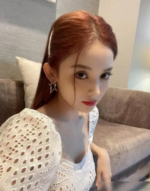 而且成名这么多年,她还在自己的社交网站上晒过很多照片,虽然古力娜扎