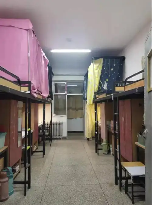 文学院开展文明养成月系列活动对研究生宿舍安全及卫生进行检查