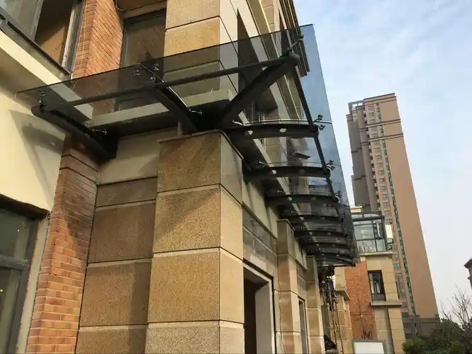 东吴钢结构网架御城钢结构弯弧玻璃雨棚安装完成