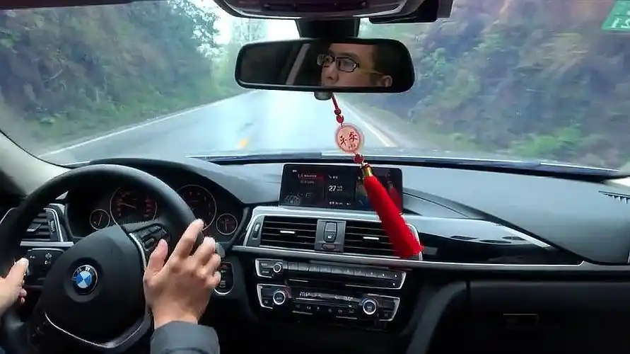 山路开车从这几个动作,就能看出新手和老司机的区别!