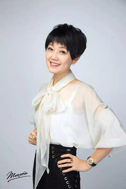 同时,东方卫视婚礼主持人倪琳也是他们坎坷而甜蜜的爱情故事的见证人.