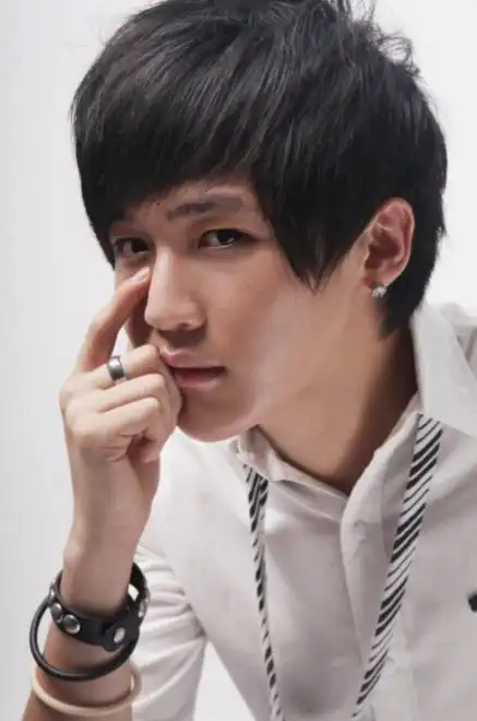 快男李炜最新写真出炉啦 携新歌《一见钟情》与您见面