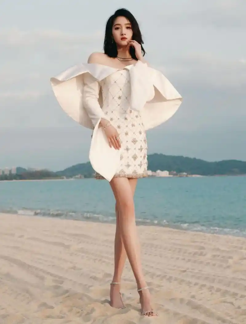 关晓彤:白色一字带水钻高跟凉鞋