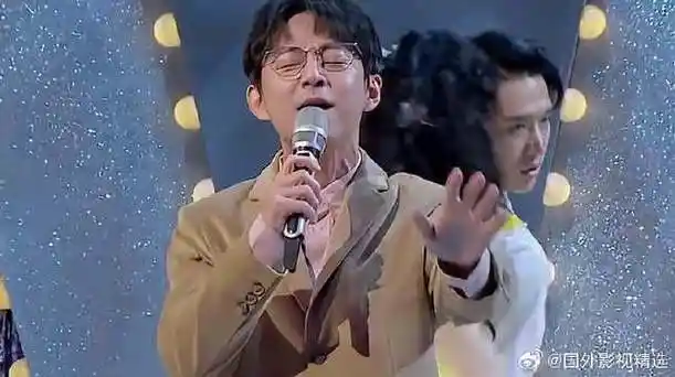 何炅翻唱周杰伦经典《等你下课》,一上台画风突变音腔绝!