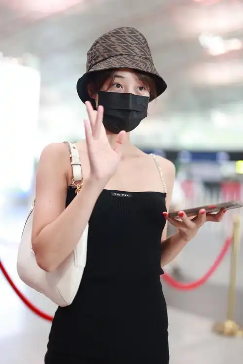 1/ 12 2021年8月3日,北京,蓝盈莹现身机场,她穿黑色抹胸连衣裙大秀