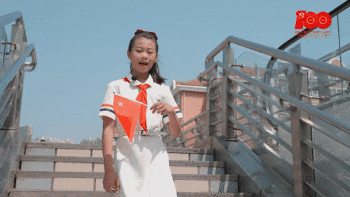 带着歌声向我们走来手拿小红旗的女孩缓缓走下过路行人不禁放缓脚步