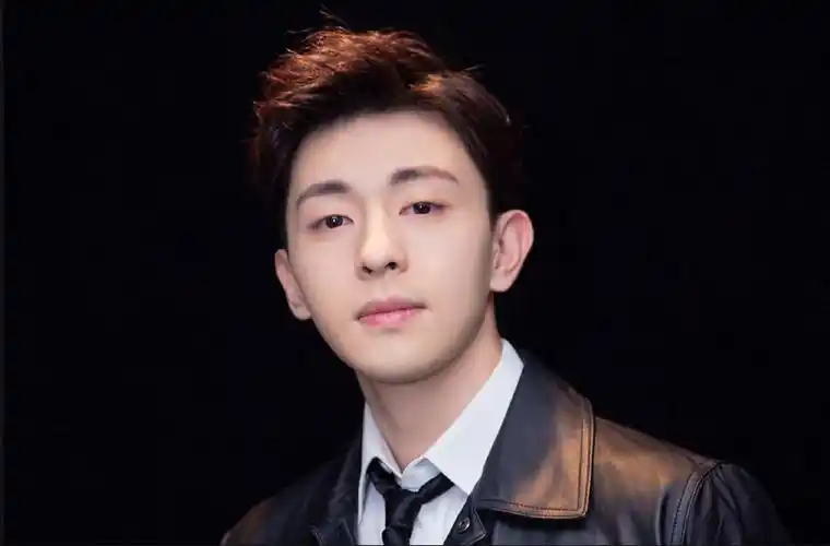 原因是,多个营销号认为,邓伦在2020年只拍了50天左右的戏,参加了