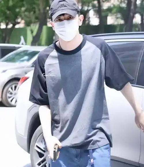 照片中,邓伦以平价穿搭的形象出现在发小的婚礼上,他的神情显得有些