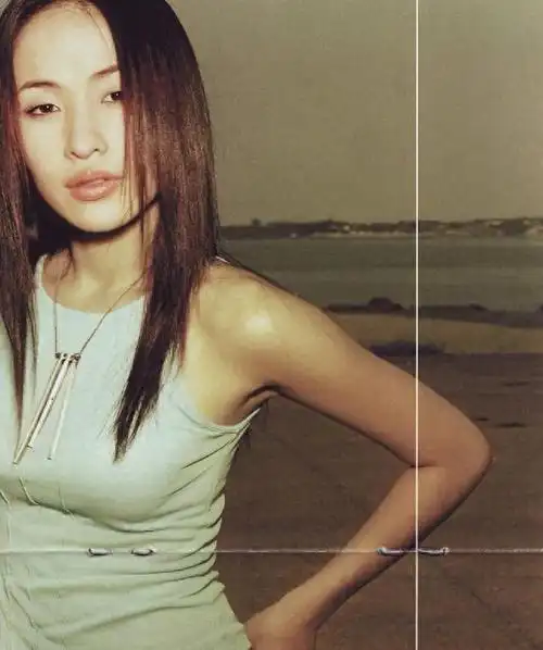 萧亚轩恋情曝光,疑似与小15岁混血帅哥交往